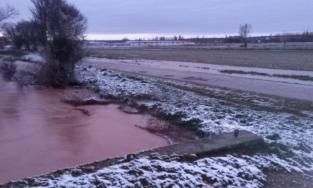 Impresionantes imágenes del desbordamiento del río Almar a su paso por Nava de Sotrobal