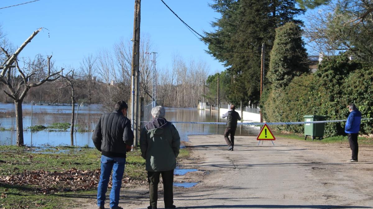 La crecida del río Tormes obliga a cortar el puente Bailey de Almenara