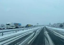 Imagen de las retenciones que se produjeron por la nevada el viernes en la autovía de la Plata