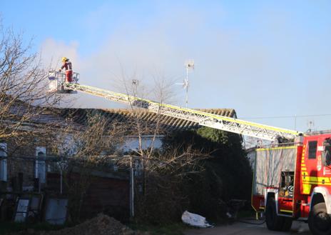 Imagen secundaria 1 - Gran movilización de bomberos ante el incendio de una casa en Rodasviejas