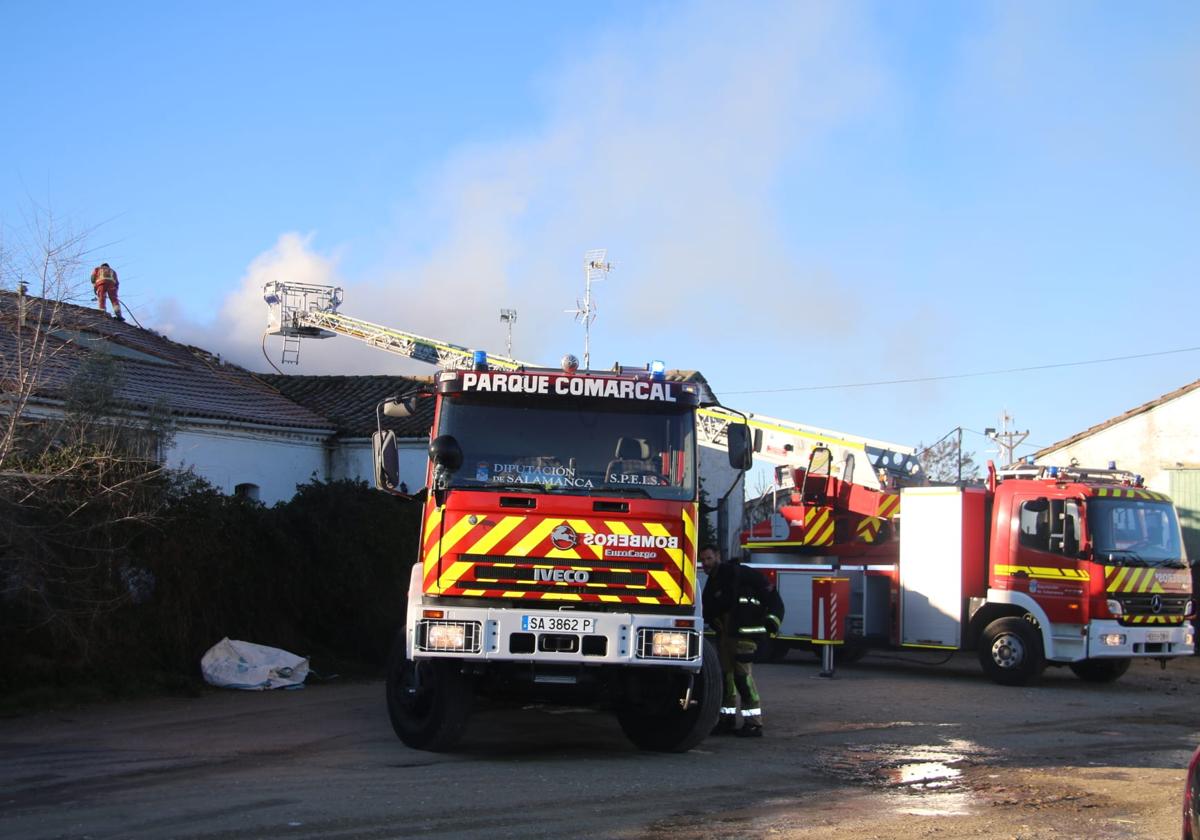 Los bomberos se han tenido que emplear a fondo en el tejado de la vivienda.