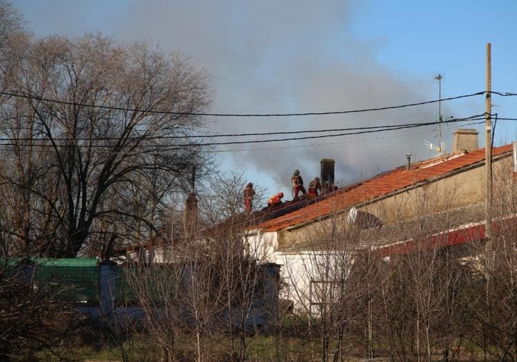 Imagen principal - Gran movilización de bomberos ante el incendio de una casa en Rodasviejas