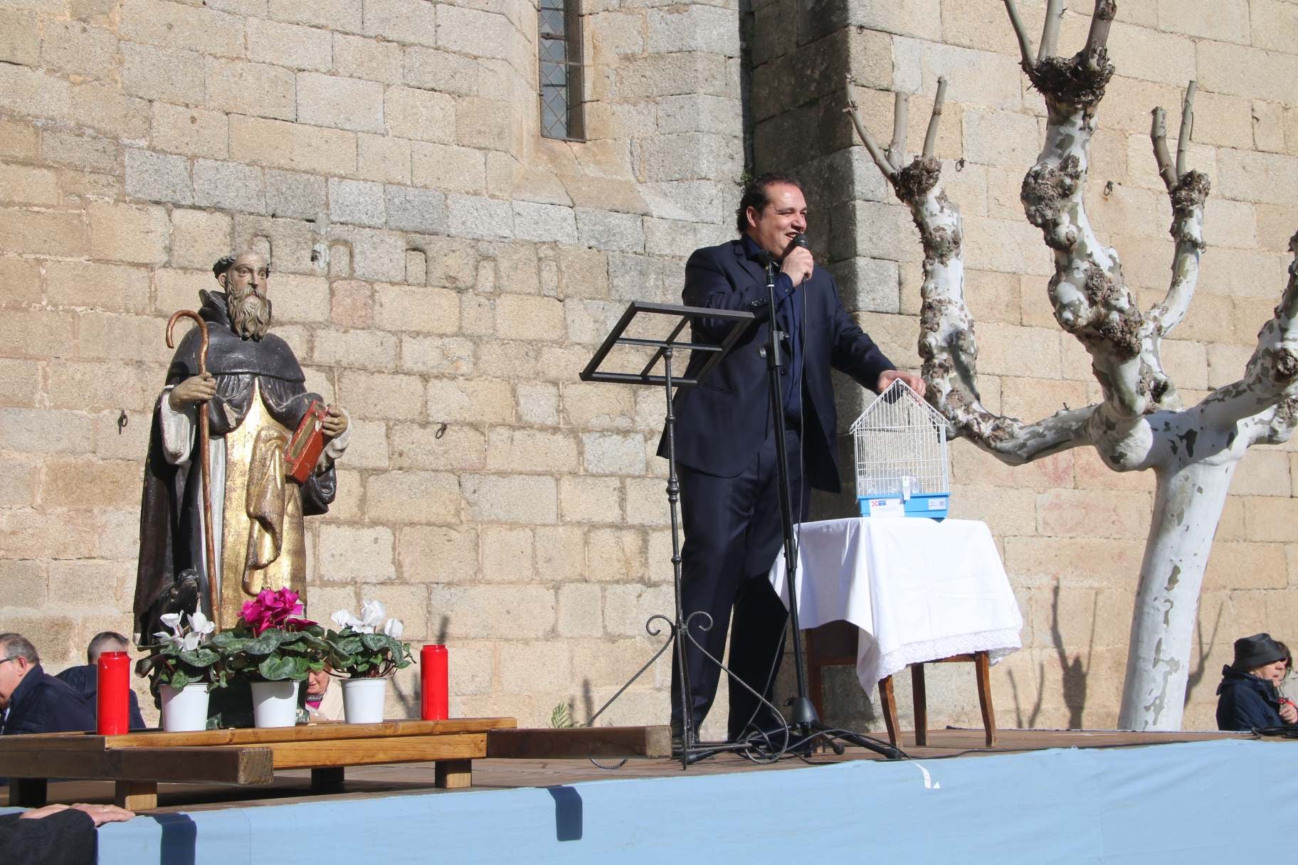 Ledesma, rendida a la tradición de San Antón y la subasta de lotes «Más vale, más darán»