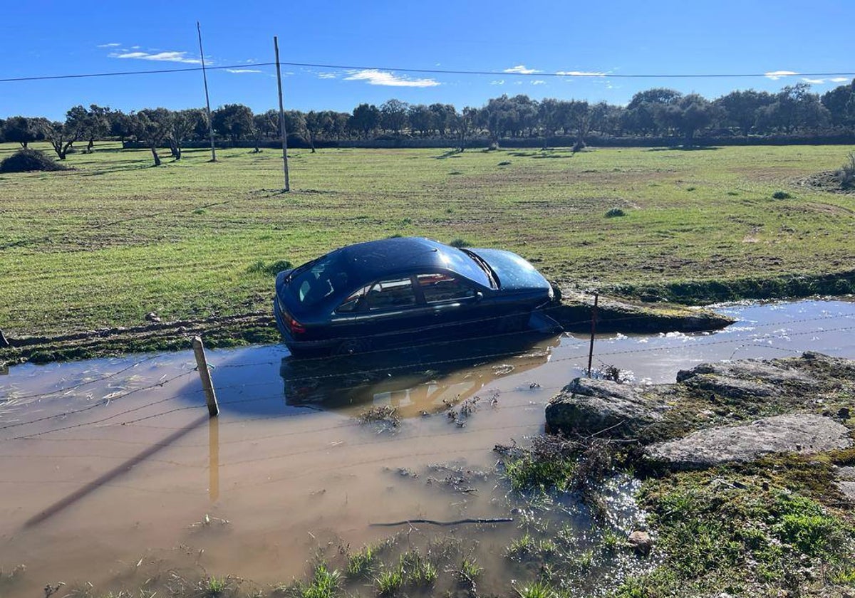 Los bomberos rescatan a un hombre atrapado en su vehículo tras salirse de la carretera en Villaseco de los Gamitos