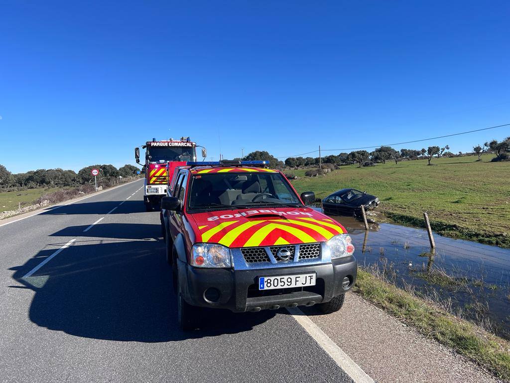 Los bomberos rescatan a un hombre atrapado en su vehículo tras salirse de la carretera en Villaseco de los Gamitos