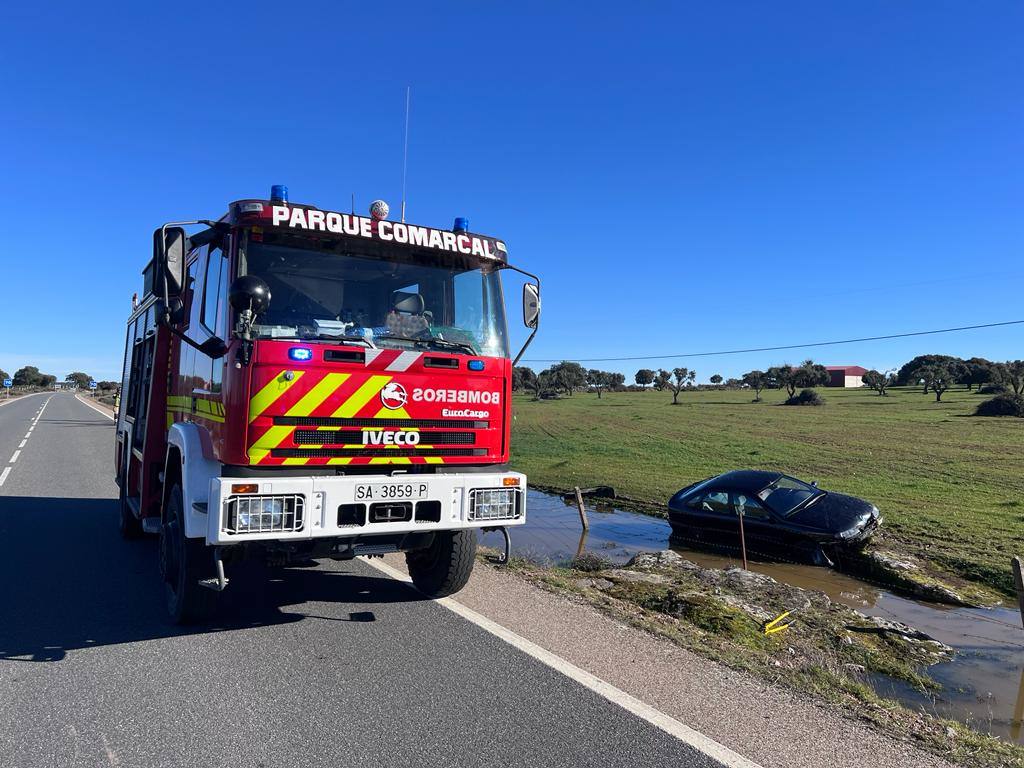 Los bomberos rescatan a un hombre atrapado en su vehículo tras salirse de la carretera en Villaseco de los Gamitos