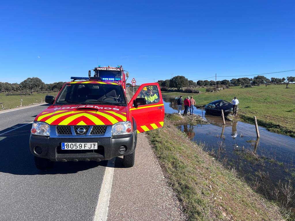 Los Bomberos Rescatan A Un Hombre Atrapado En Su Vehículo Tras Salirse ...