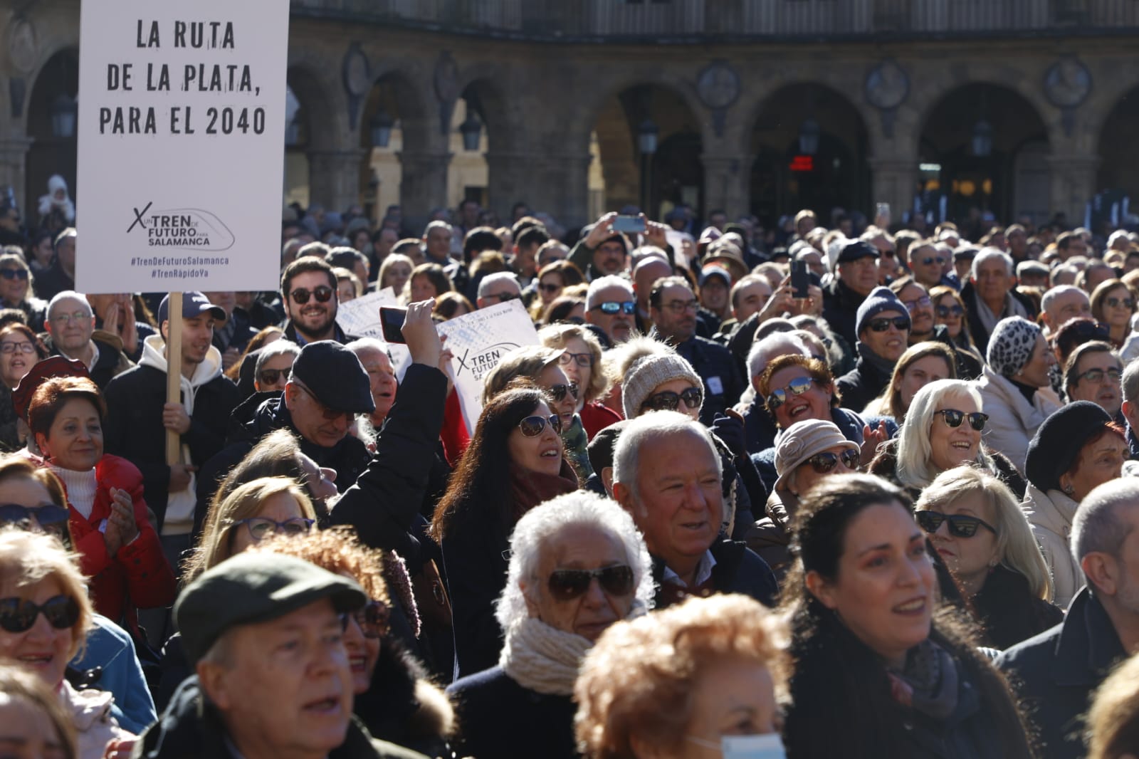 Este es el ambiente de la manifestación de la Plaza Mayor para pedir mejores conexiones ferroviarias