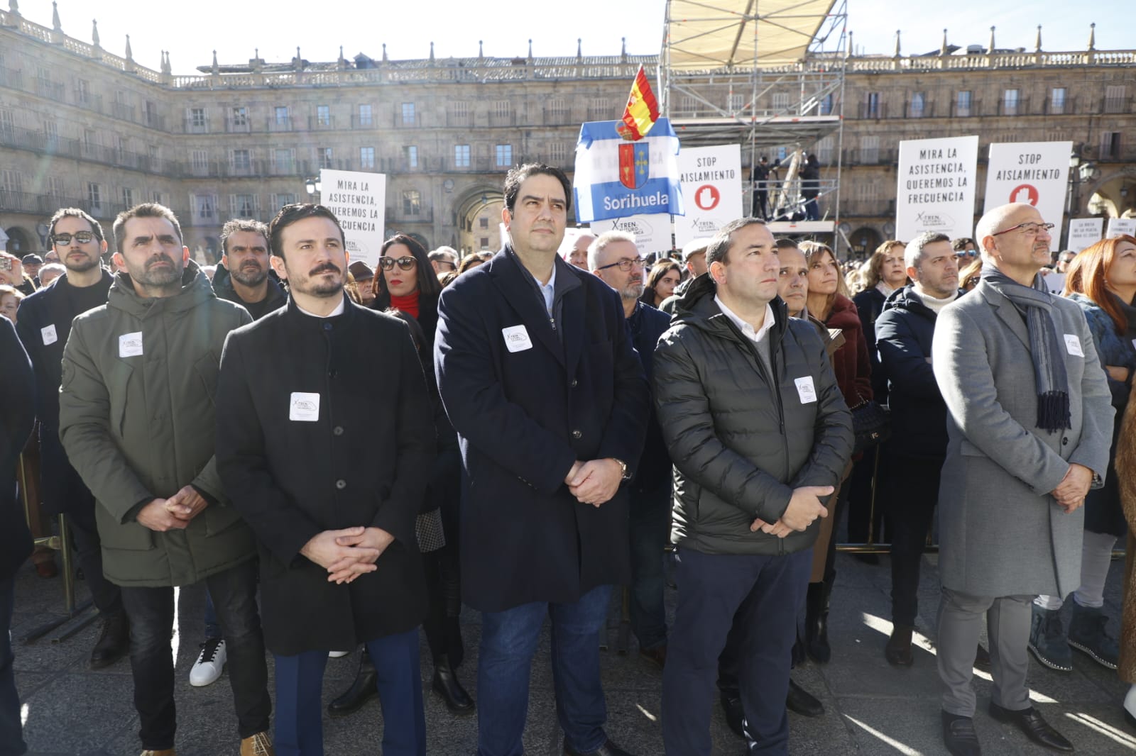 Este es el ambiente de la manifestación de la Plaza Mayor para pedir mejores conexiones ferroviarias