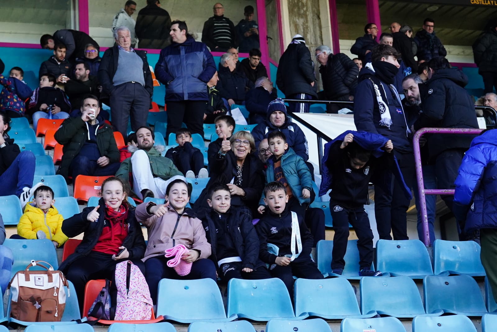 Búscate en la grada del Helmántico en el partido entre el Salamanca UDS y el Santa Marta