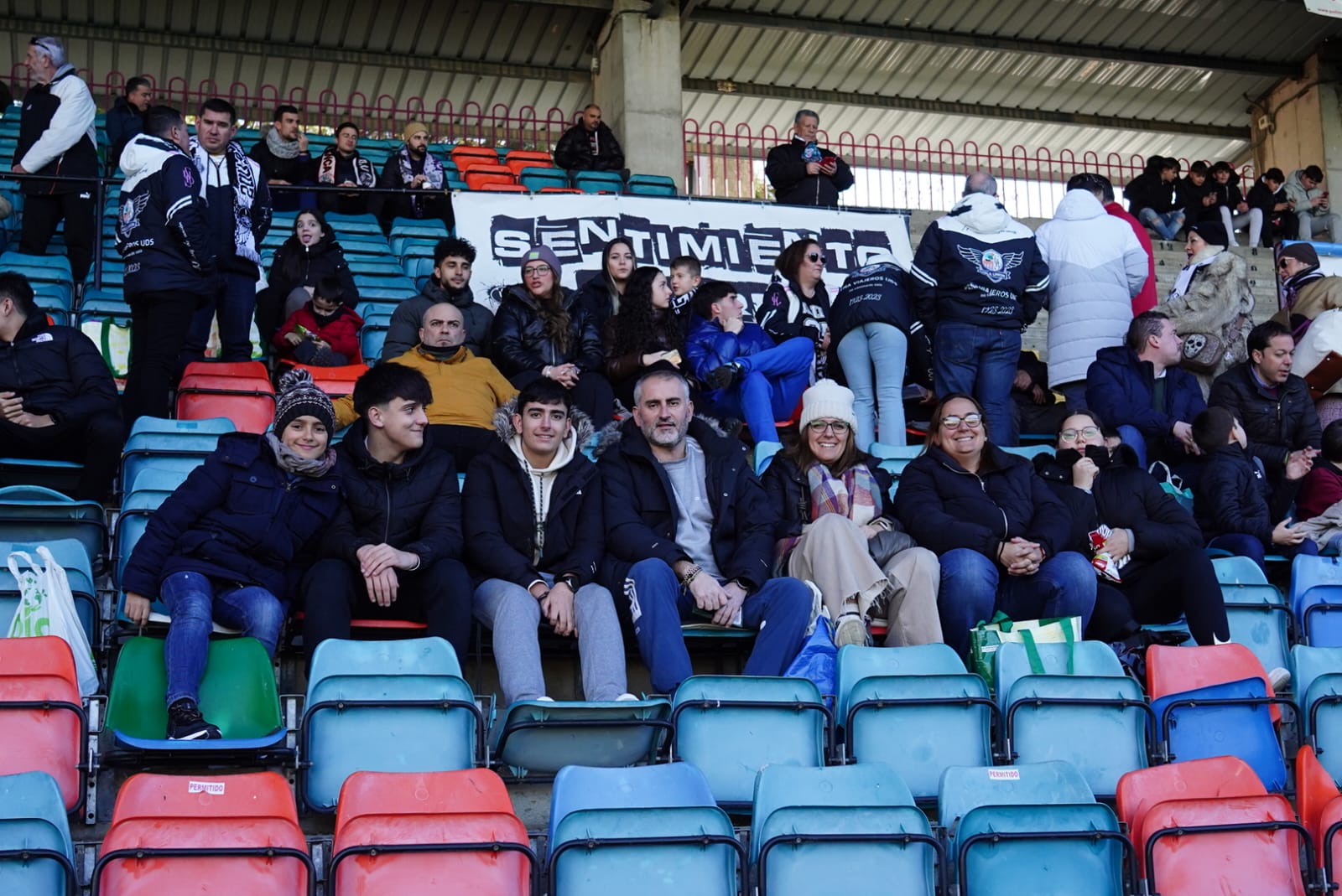 Búscate en la grada del Helmántico en el partido entre el Salamanca UDS y el Santa Marta