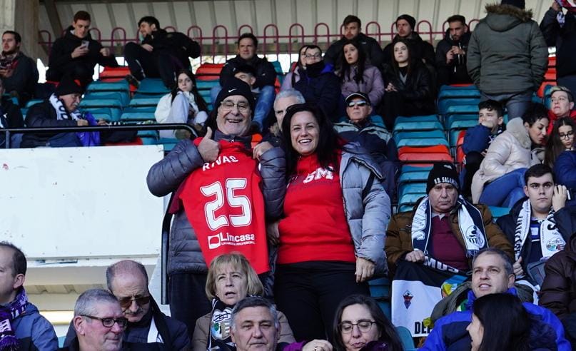 Búscate en la grada del Helmántico en el partido entre el Salamanca UDS y el Santa Marta