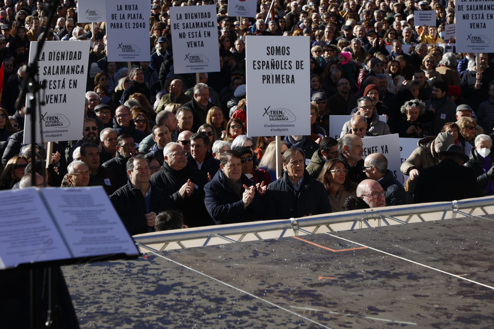 Este es el ambiente de la manifestación de la Plaza Mayor para pedir mejores conexiones ferroviarias