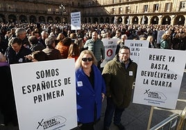 Este es el ambiente de la manifestación de la Plaza Mayor para pedir mejores conexiones ferroviarias
