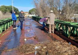 Reabre el tráfico el puente Bailey de Almenara tras su corte por la riada