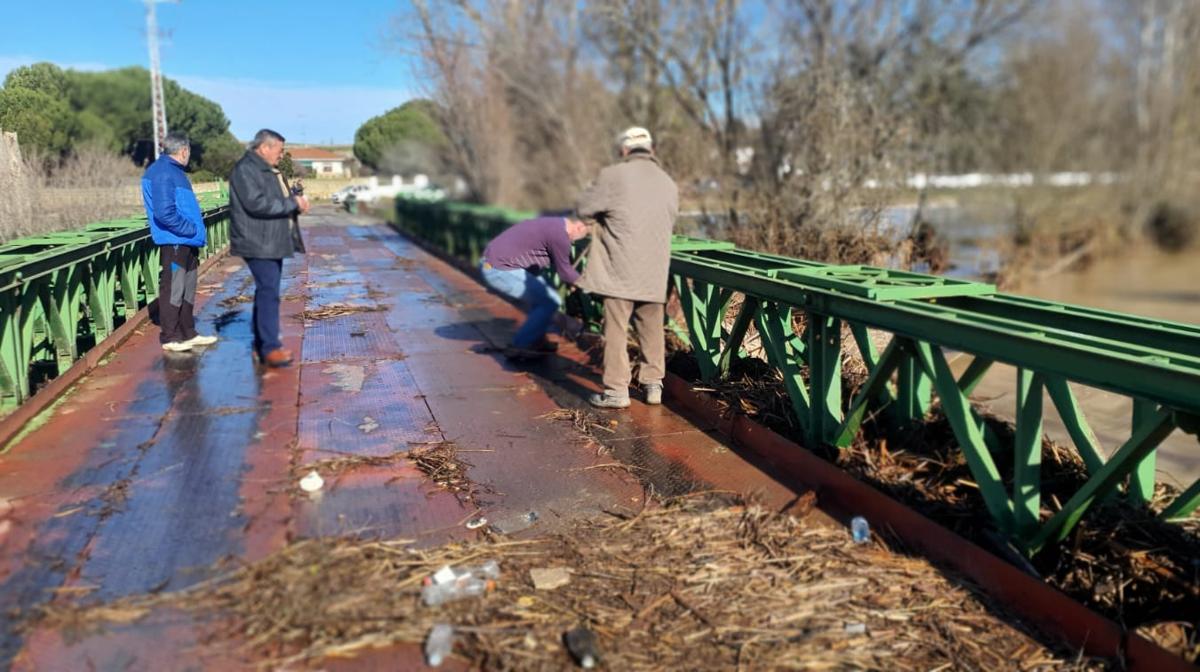 Reabre el tráfico el puente Bailey de Almenara tras su corte por la riada