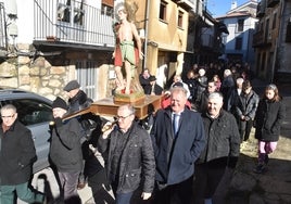 Imagen de los fieles en la procesión con la imagen de San Sebastían en Puerto de Béjar