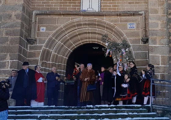 Imagen de la bendición de San Sebastián desde la puerta de la iglesia de Sorihuela