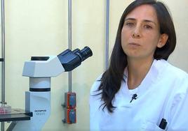 La investigadora Eva Calvo, en el laboratorio.