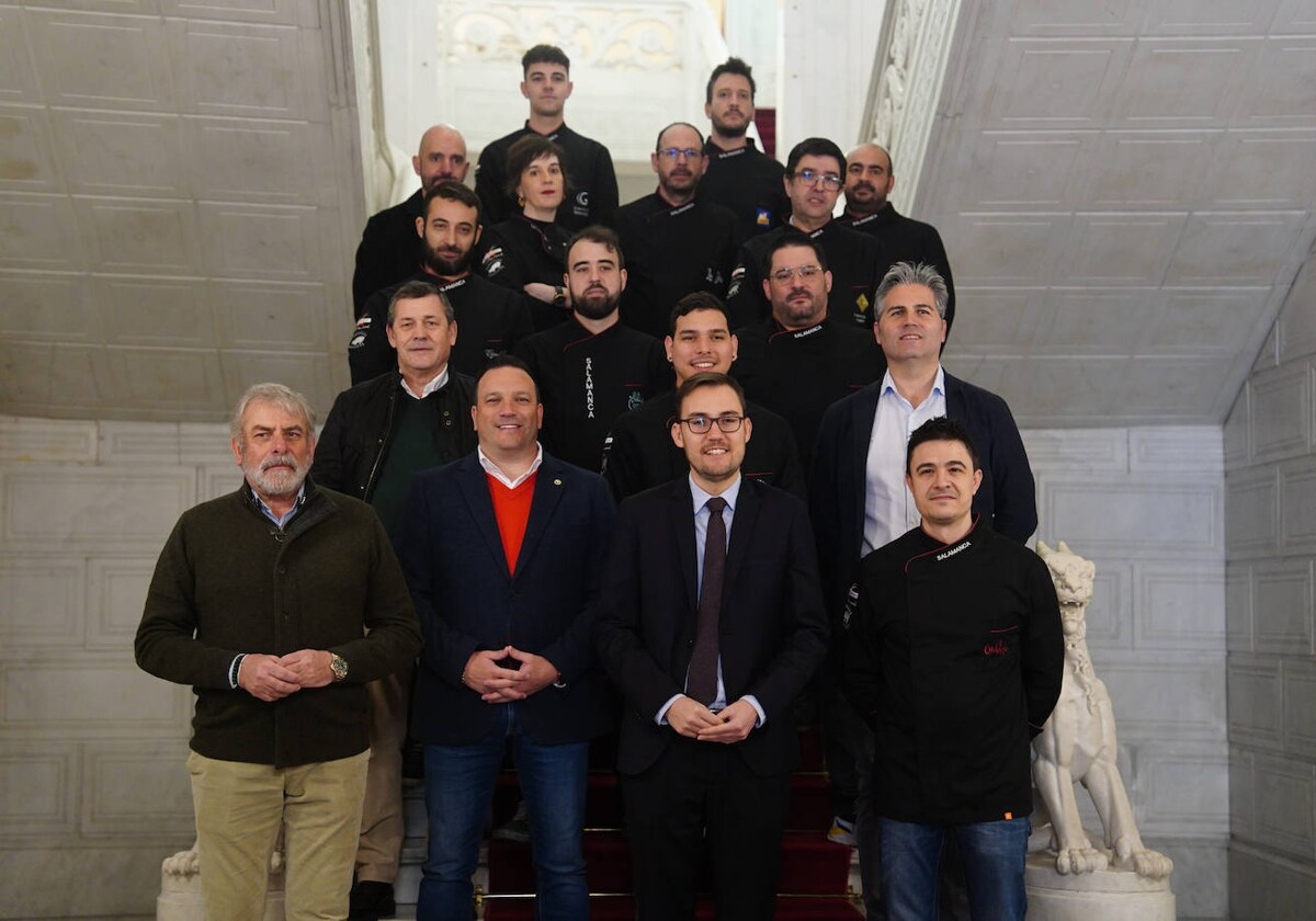 El presidente de la Asociación de Hostelería, Jorge Moro, y el concejal de Cultura, Ángel Fernández, (ambos en el centro) junto a los representantes de los restaurantes que participarán en Madrid Fusión.