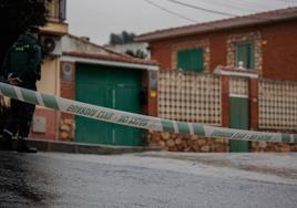 Fachada de la casa donde fueron hallados los tres hermanos ancianos asesinados.