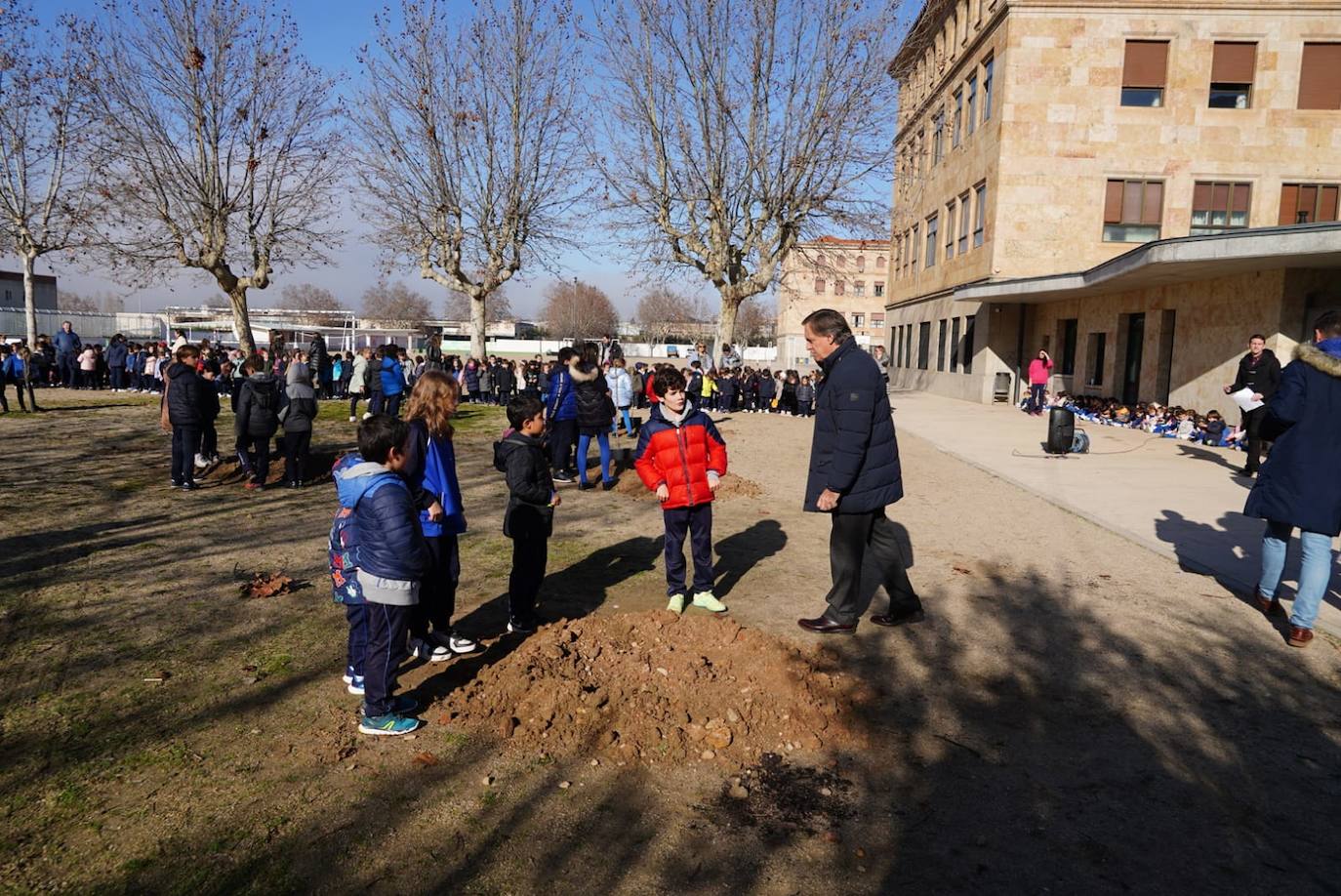 Los niños del Colegio Marista Champagnat plantan árboles dentro del proyecto &#039;Patios por el Clima&#039;