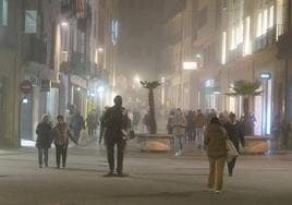 La plaza del Liceo llena de niebla.