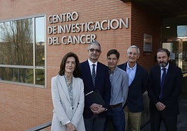 Sacristán, Bustelo, Santamaría, Santos y Orfao, ayer en el Centro del Cáncer.