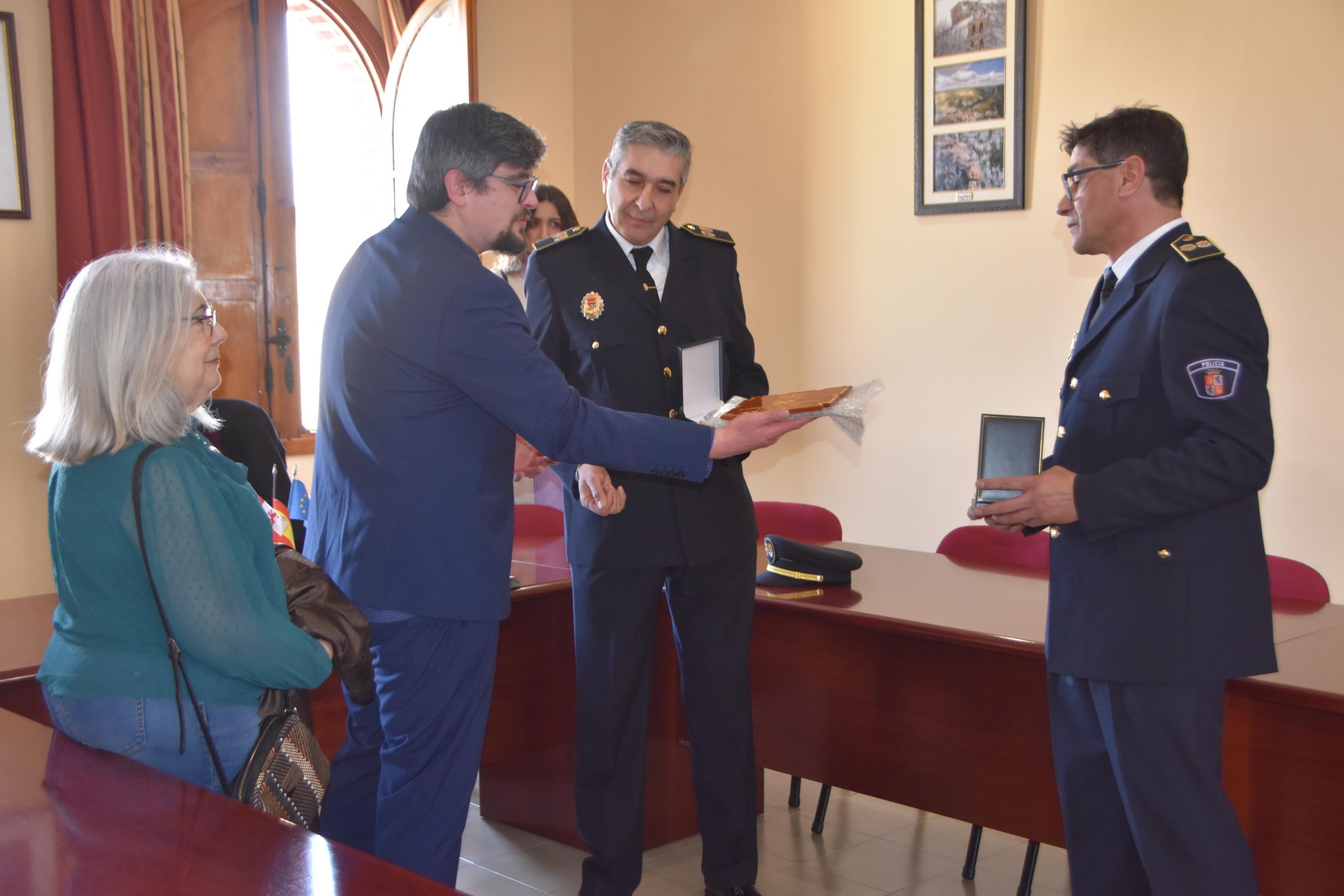 Terradillos premia a dos de sus policías locales por sus 25 años de labor