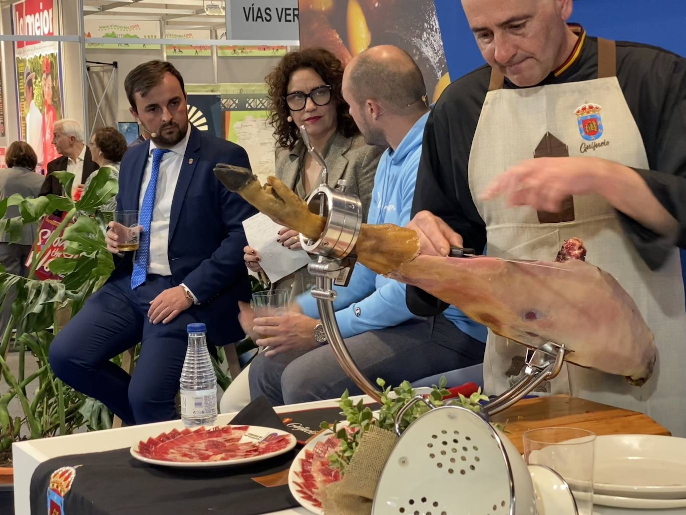 El Carnaval, del deporte y la gastronomía de Guijuelo se lucen en Fitur