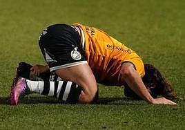 Mario Losada se duele de su tobillo izquierdo, tras recibir un golpe en el último choque de Liga jugado por Unionistas en el Reina Sofía.