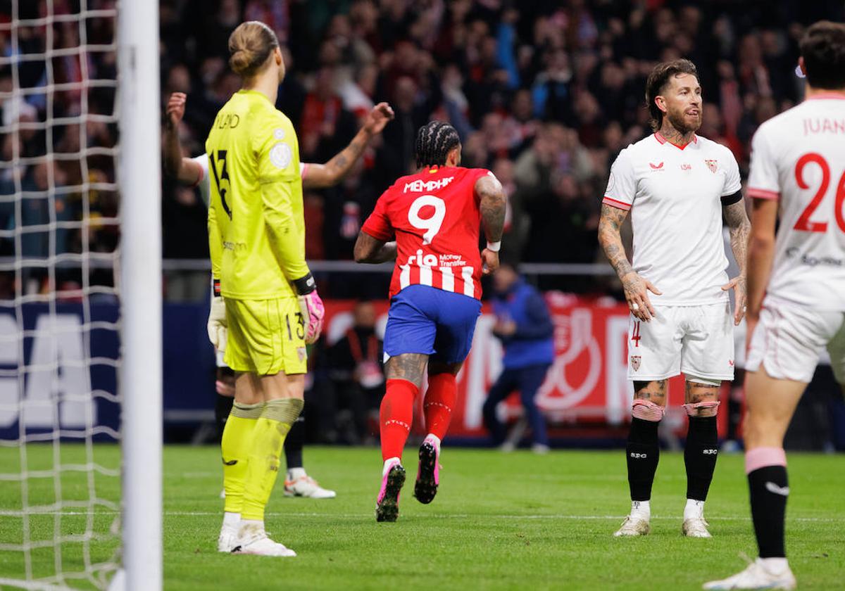 Memphis celebra su gol al Sevilla.