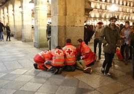 Cruz Roja atiende un incidente de un joven en la Plaza Mayor.