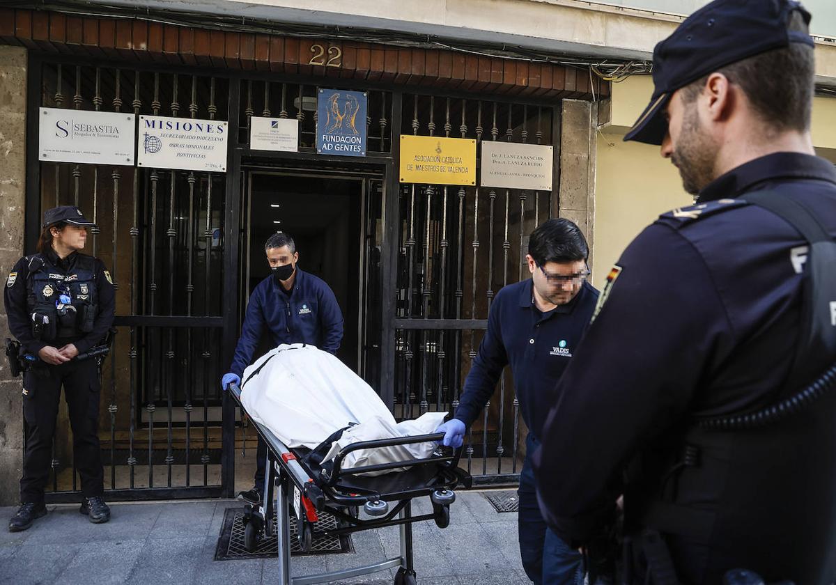 Momento en el que sacan el cadáver del canónigo de su domicilio en Valencia.