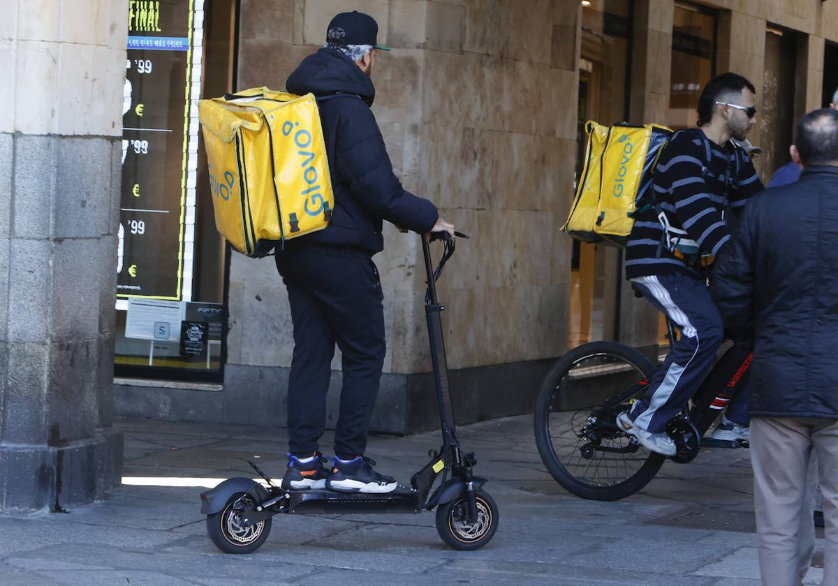 Un trabajador en patinete eléctrico en el centro de la ciudad.