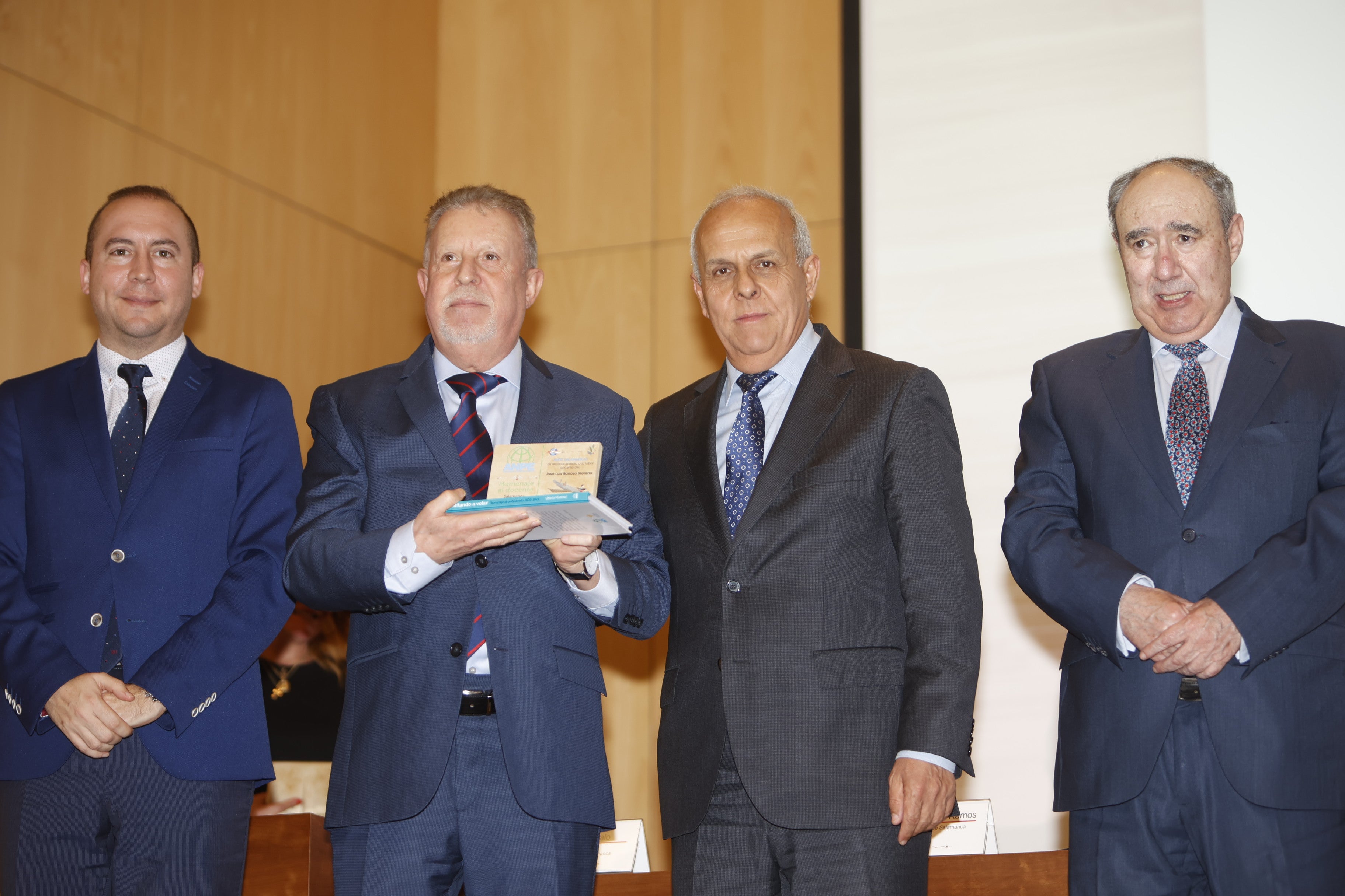 Homenaje sentido de ANPE a 25 docentes con la esperanza puesta en el futuro