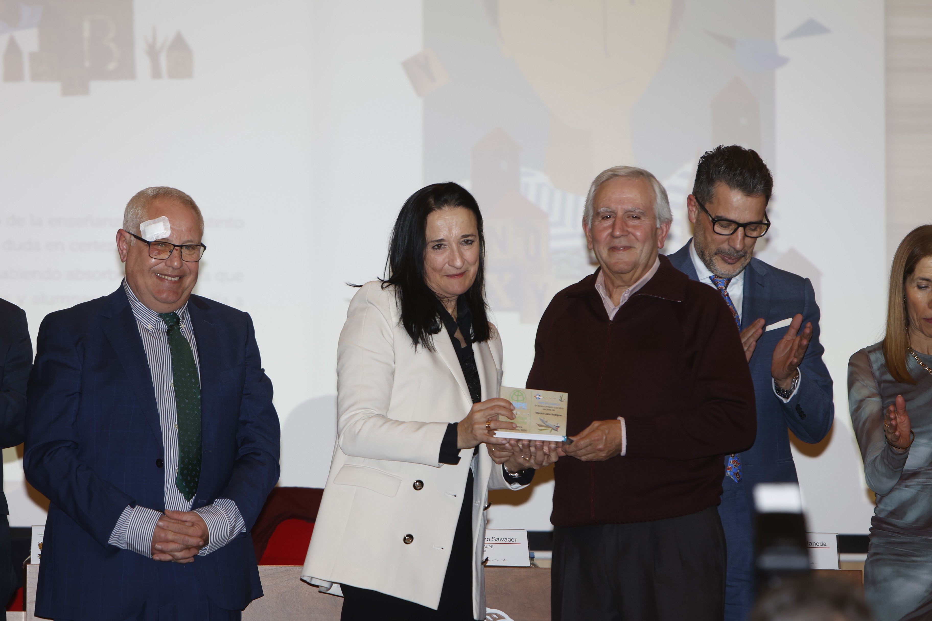 Homenaje sentido de ANPE a 25 docentes con la esperanza puesta en el futuro