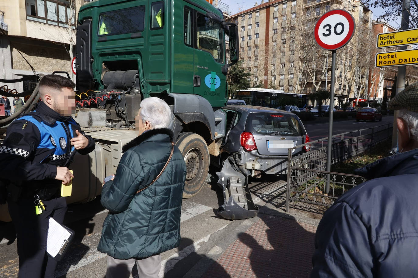 Así fue el espectacular accidente en Carmelitas entre un camión y un coche