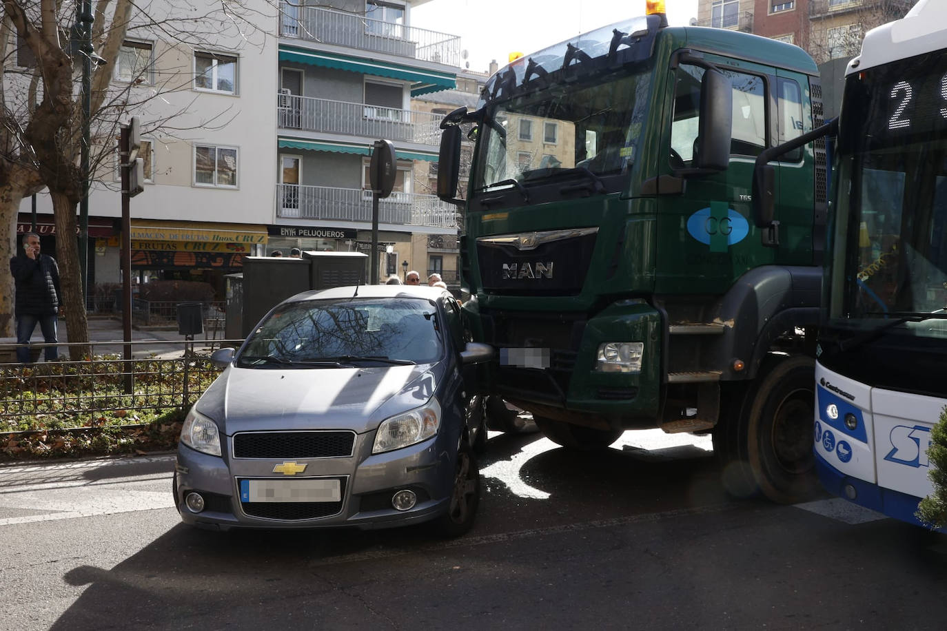 Así fue el espectacular accidente en Carmelitas entre un camión y un coche