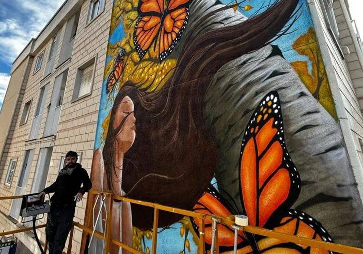 Rober Bece, junto a su obra «Respira», candidata a «Mejor Mural del Mundo 2023».