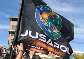 Una bandera de Jusapol durante una manifestación de la plataforma de policías y guardias civiles