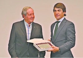 Andrés Sevillano entrega la distinción a López Chaves.