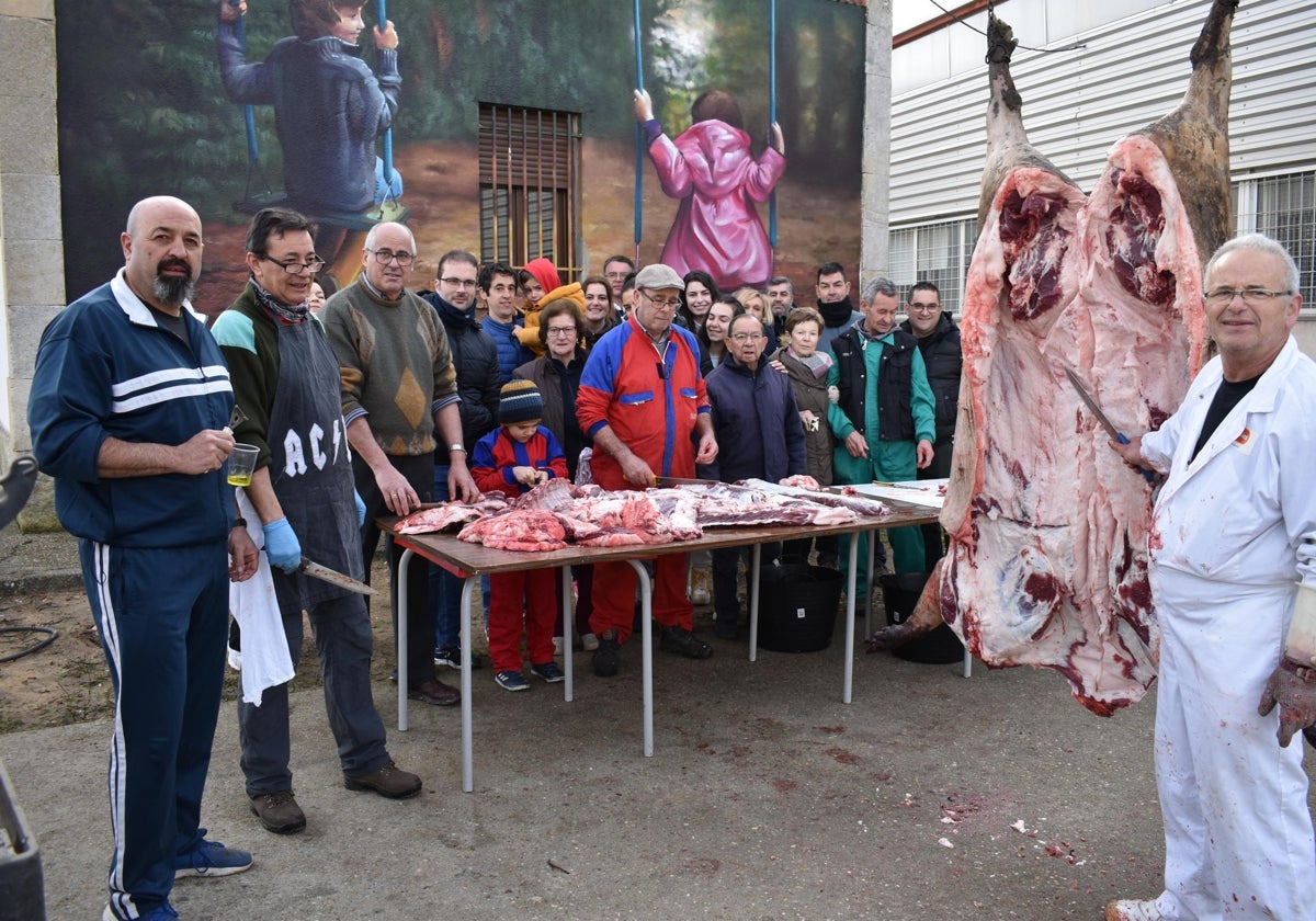 Día de convivencia en Valverdón en torno al cerdo