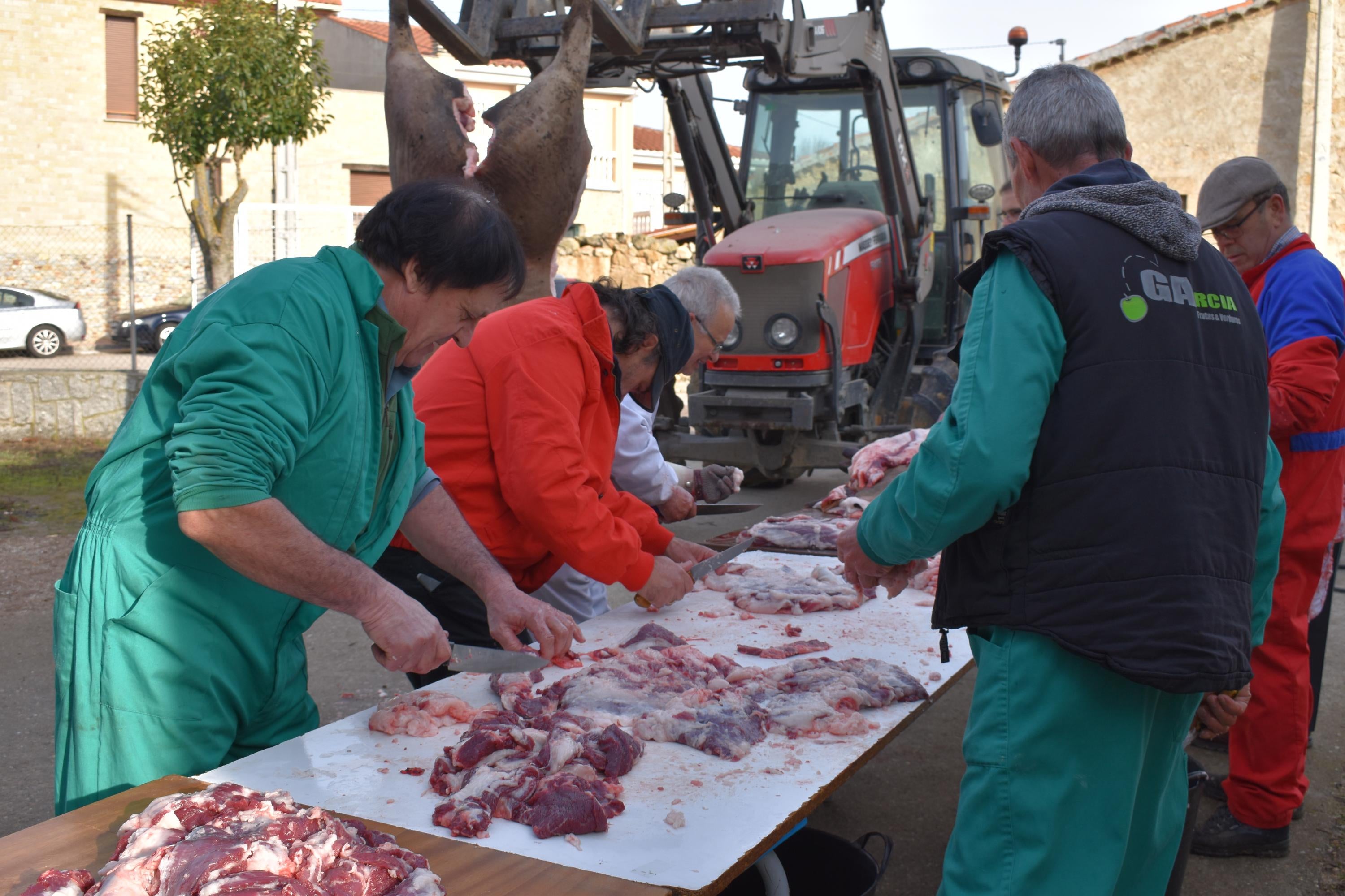 Día de convivencia en Valverdón en torno al cerdo