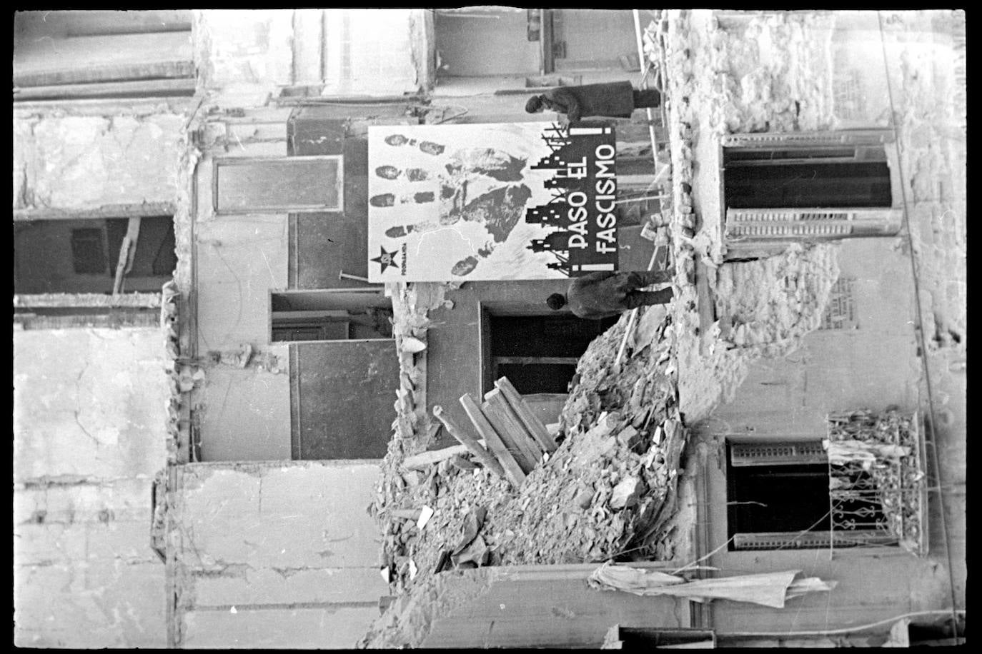 Edificios alcanzados por un bombardeo de aviación franquista en la plaza de Antón Martín. Madrid, 19 de noviembre de 1936.