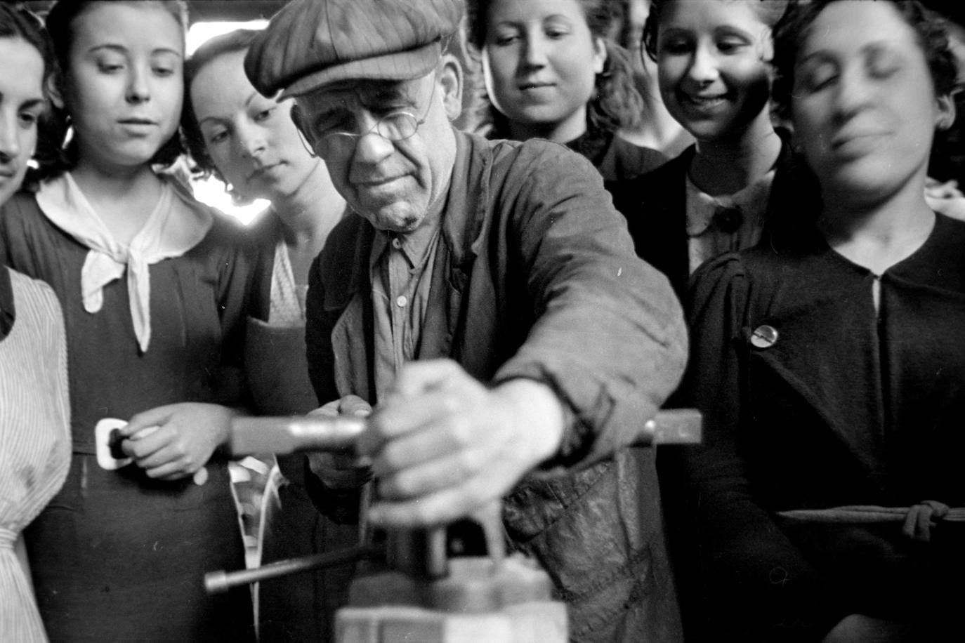 Mujeres en un taller de metal aleccionadas por un maestro de taller. Sabadell, 1 de junio de 1938.