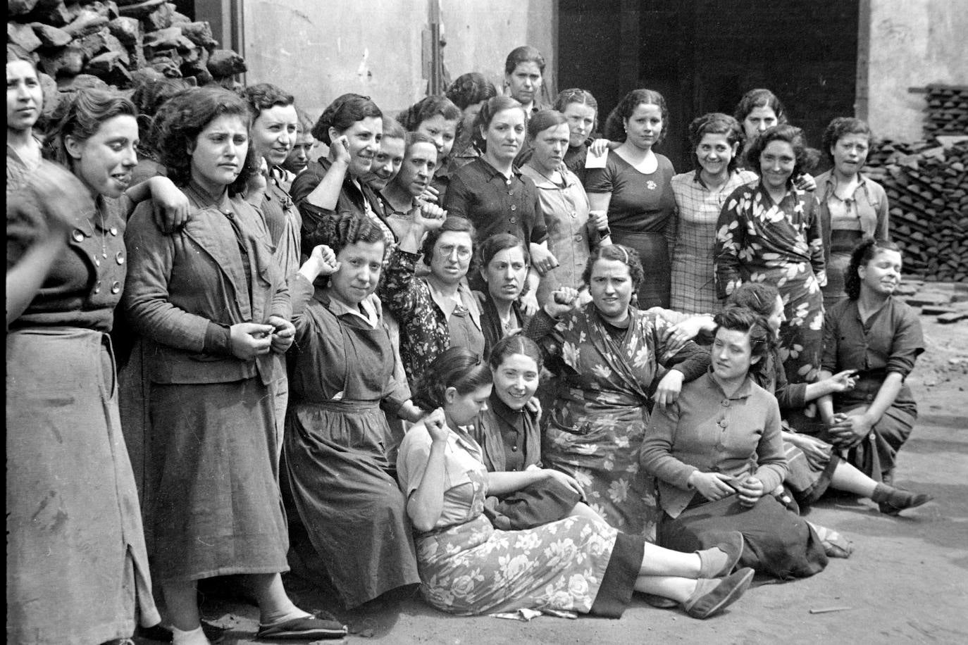 Mujeres en un descanso en el patio de una fábrica de granadas. Barcelona, 9 de mayo de 1938.