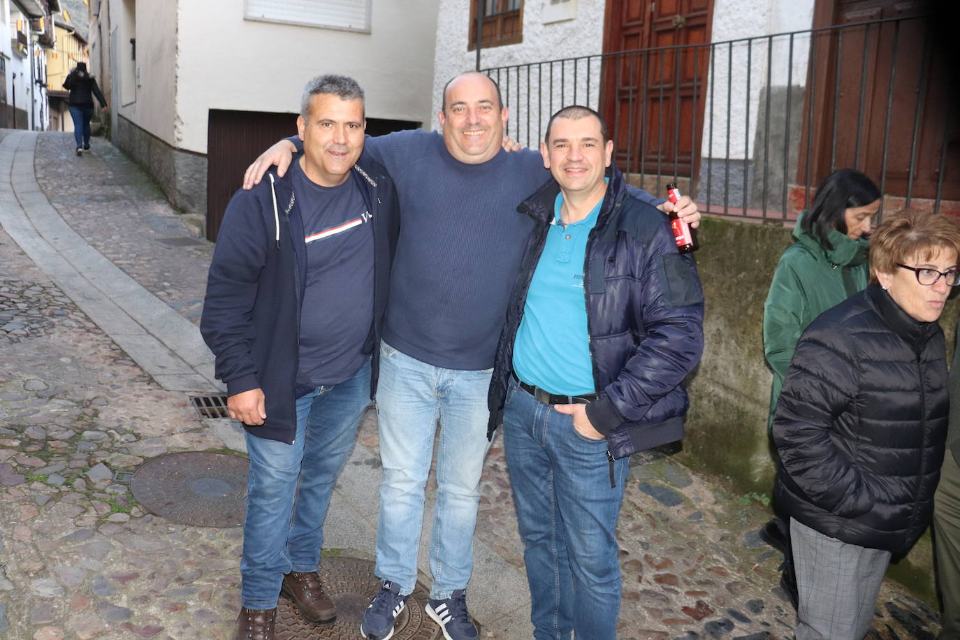 Las peñas dan color y animación al inicio de las fiestas de Valero