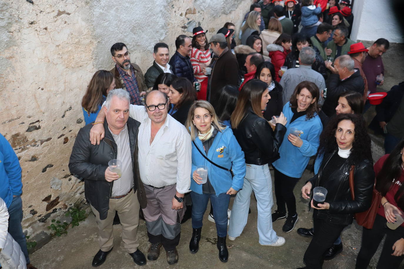 Las peñas dan color y animación al inicio de las fiestas de Valero