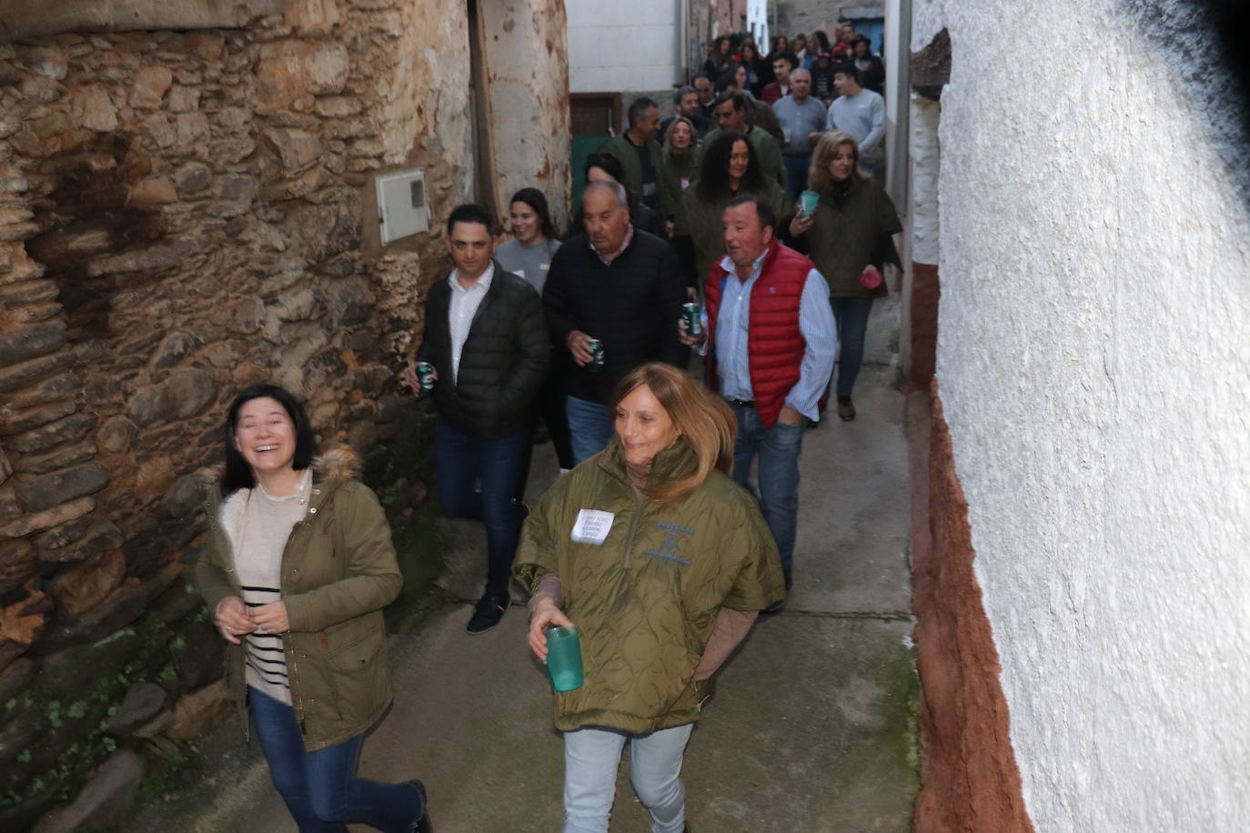 Las peñas dan color y animación al inicio de las fiestas de Valero